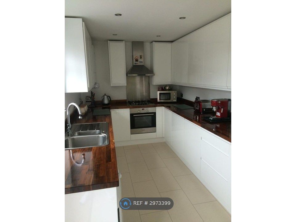 Property photo 2 of 11 Kitchen