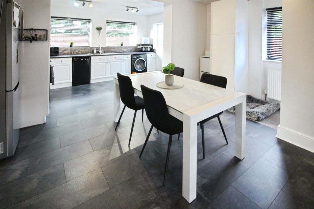 Property photo 3 of 15 Kitchen/Dining
