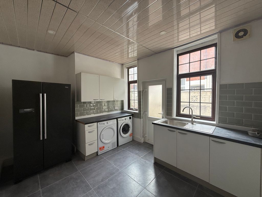 Property photo 3 of 11 Kitchen