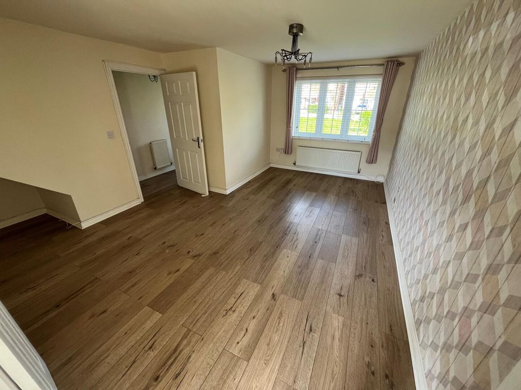 Property photo 3 of 17 Living Room