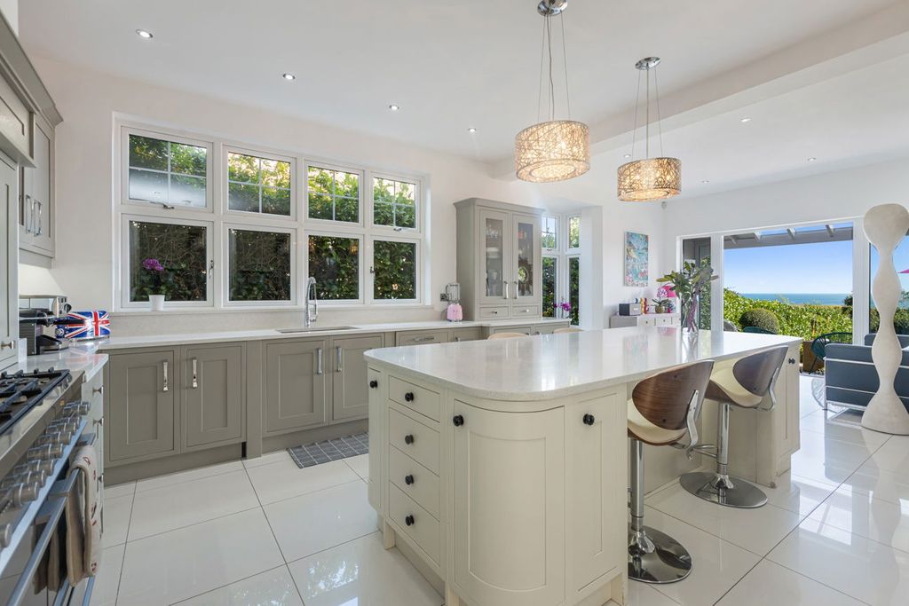 Property photo 3 of 32