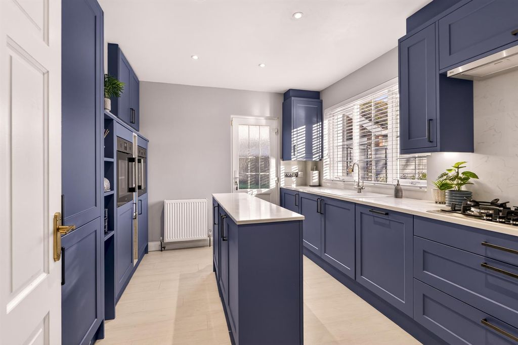 Property photo 3 of 27 Kitchen/Breakfast Room