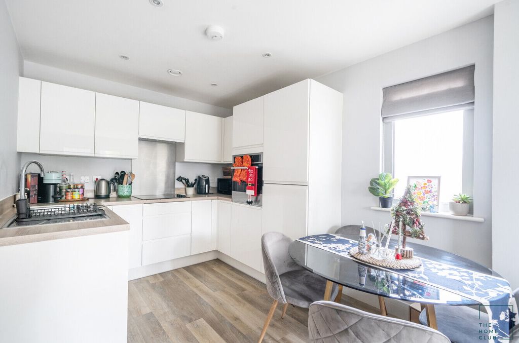 Property photo 2 of 14 07B6Af49-876c-449B-B4Df-855611Cecec3