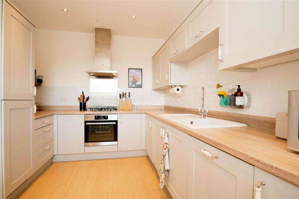 Property photo 3 of 10 Kitchen