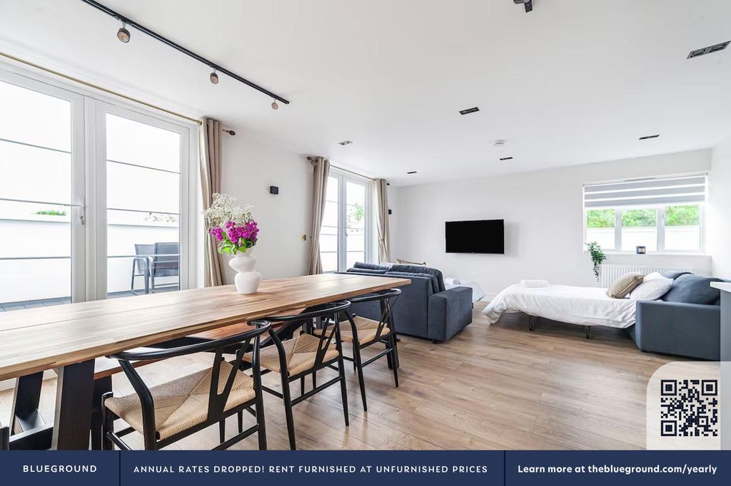 Property photo 3 of 41 Living Room