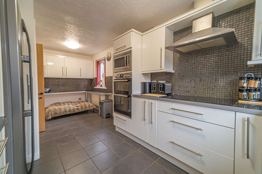 Property photo 3 of 36