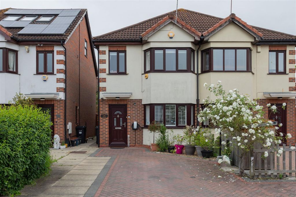 Property photo 1 of 22 Elmcroft Avenue, E11