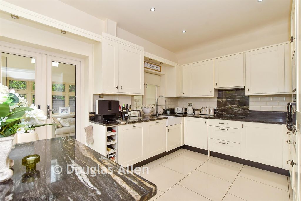 Property photo 3 of 20 Kitchen