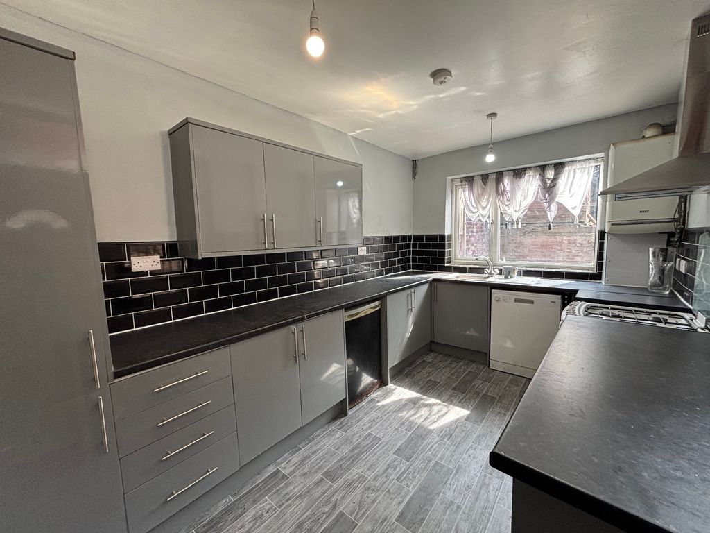 Property photo 1 of 14 Lrg Fited Kitchen 