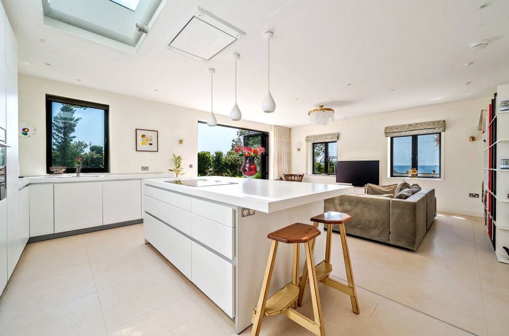 Property photo 3 of 25 Kitchen/Breakfast Rm