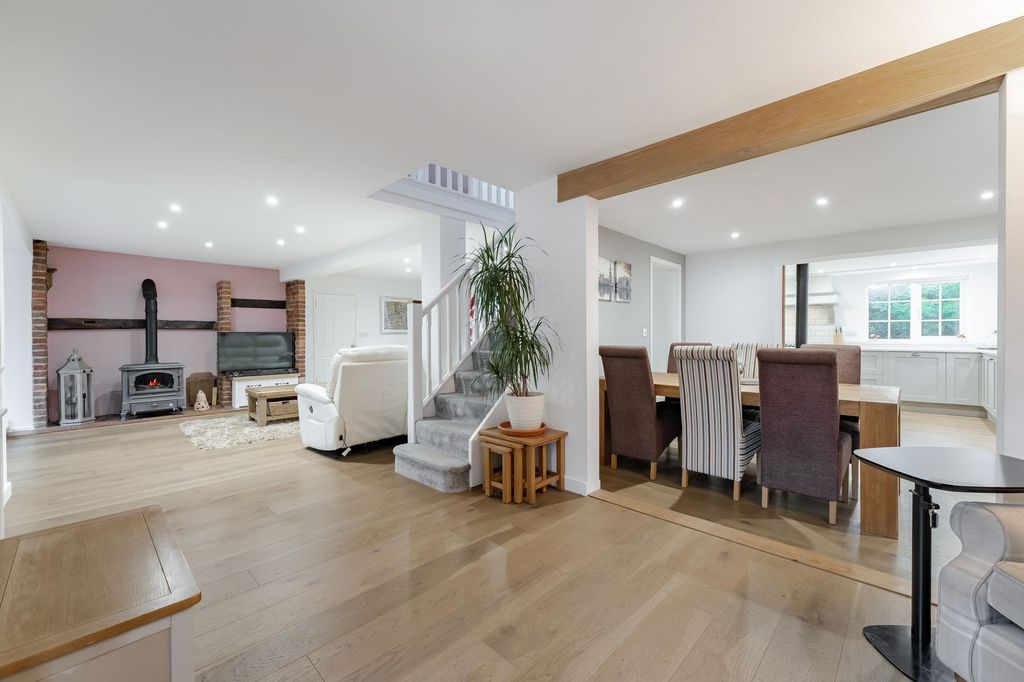 Property photo 2 of 27