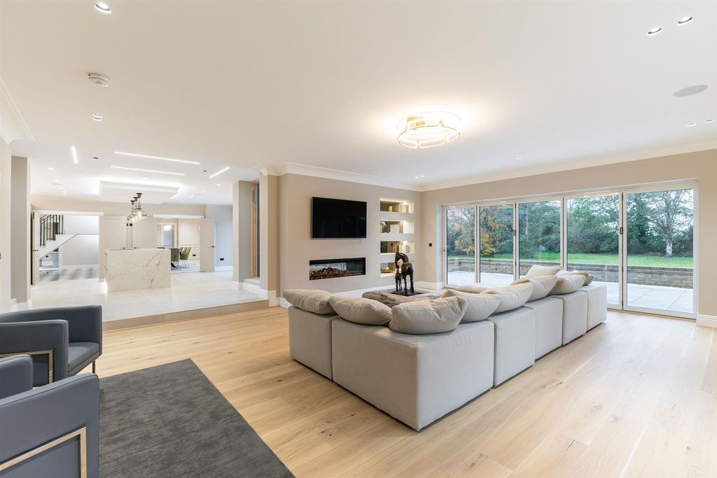 Property photo 3 of 31 100464_Winkfield Hall North Street Winkfield (5)_l