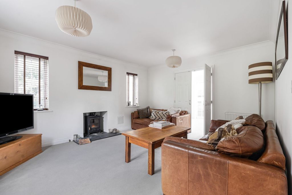 Property photo 2 of 32