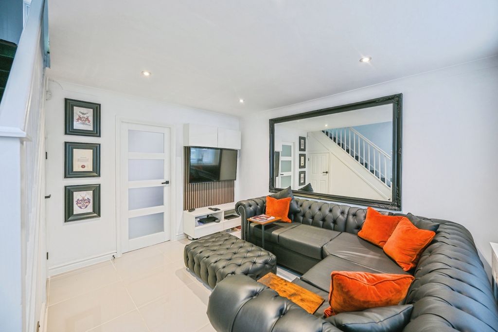 Property photo 3 of 15 Pbox-Img.Jpg