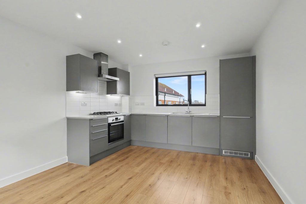 Property photo 3 of 10 3.Kitchen.Jpg