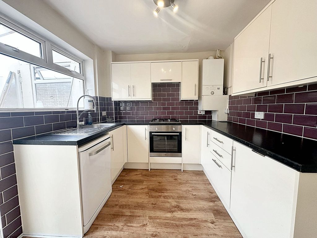 Property photo 3 of 11 Kitchen