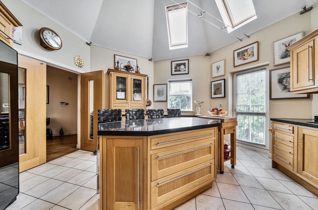 Property photo 3 of 25 1312182-2-685Fc77...