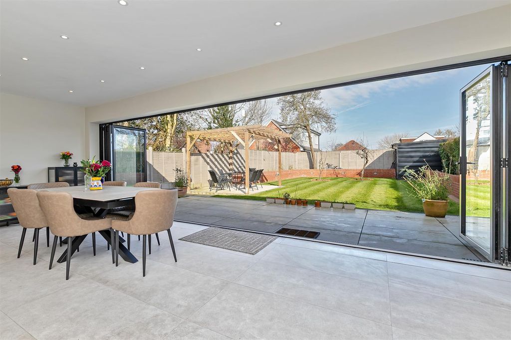 Property photo 2 of 37 34Southriding-22.Jpg