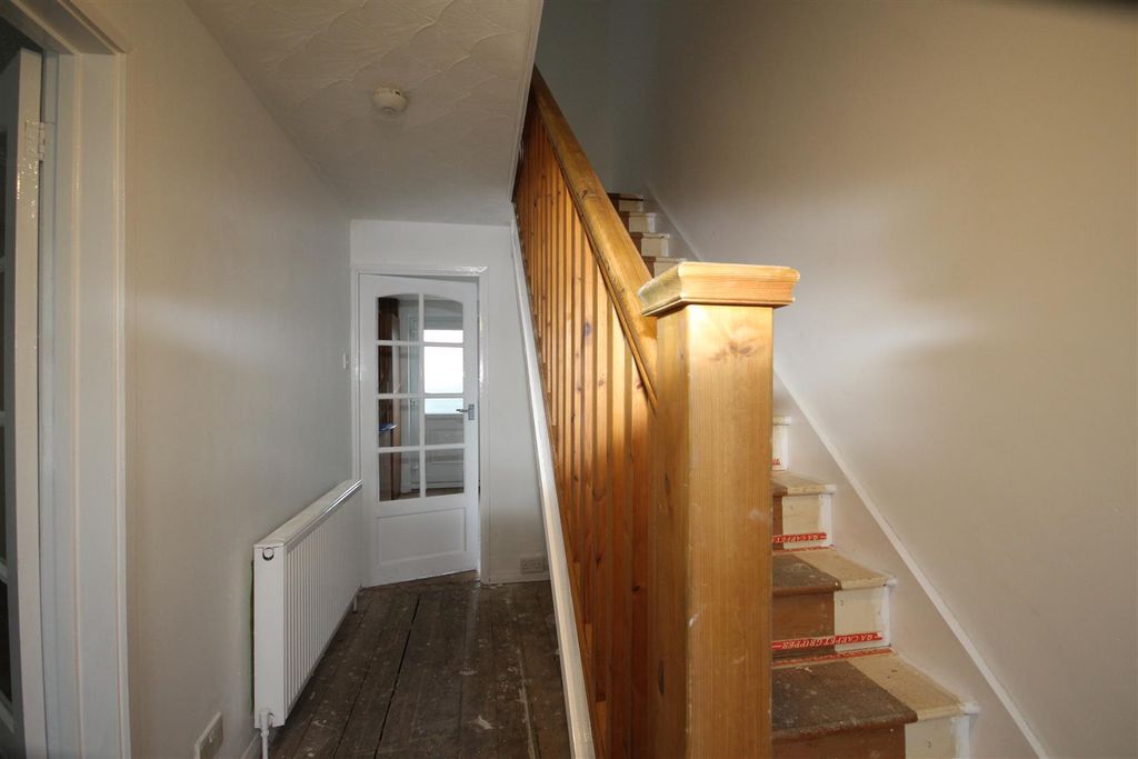 Property photo 2 of 15 Entrance Hall