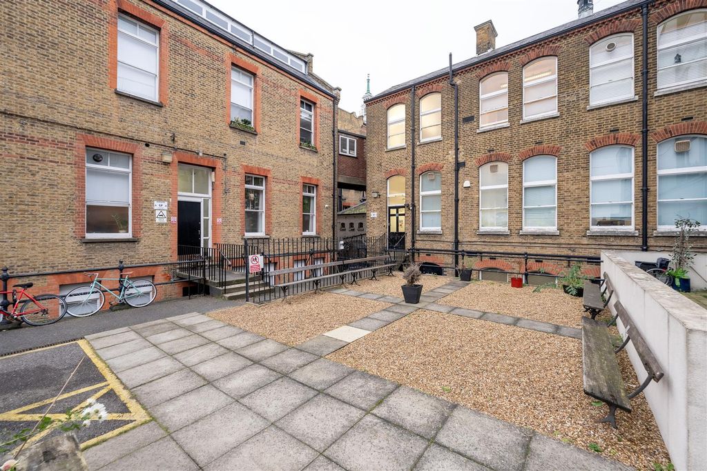 Property photo 3 of 12 Adelaide Road, E10