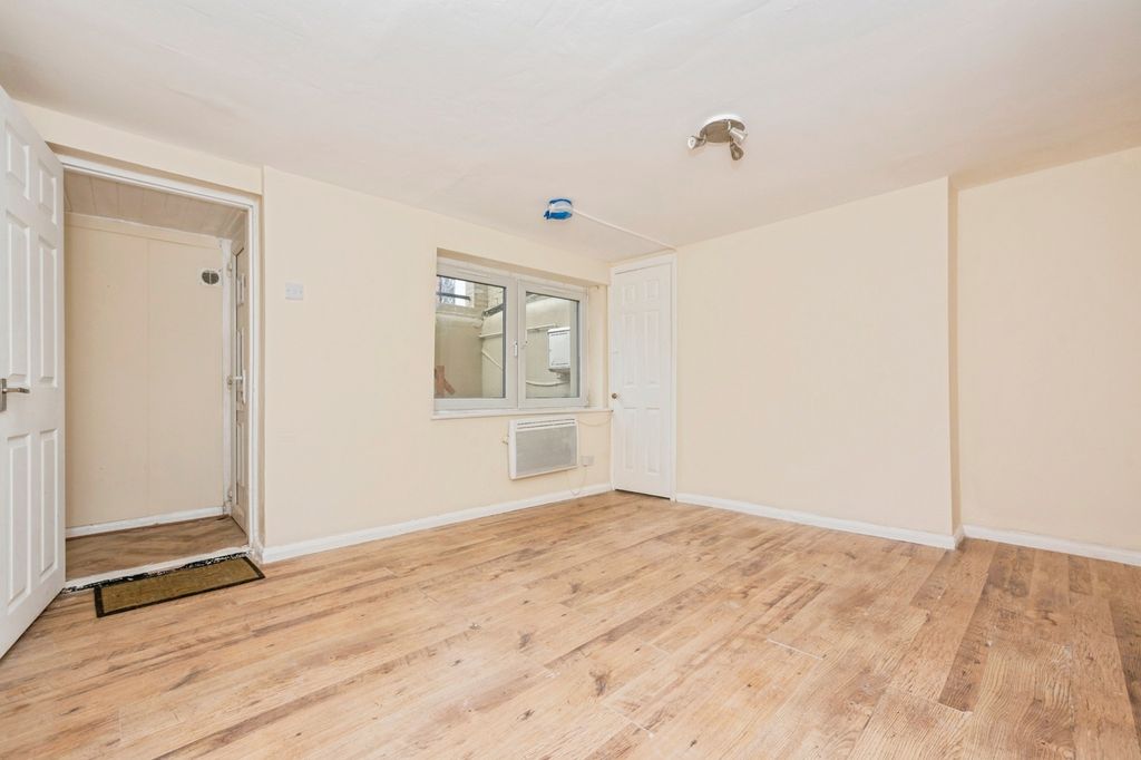 Property photo 3 of 12 Studio