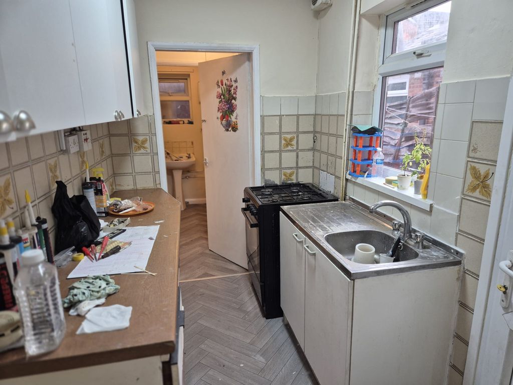 Property photo 3 of 6 Kitchen