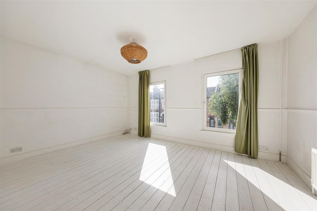Property photo 2 of 19 Murchison Road, E10