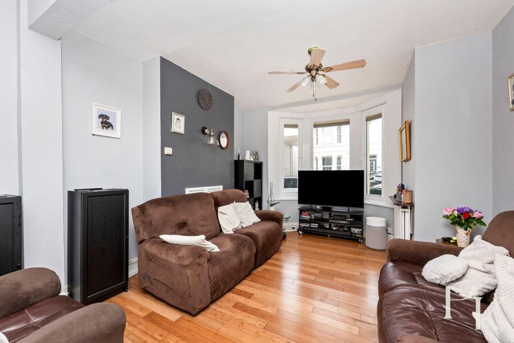 Property photo 2 of 23