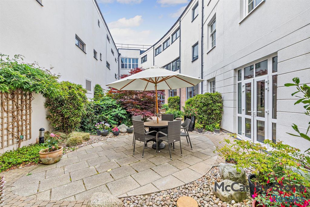 Property photo 2 of 22 Communal Gardens