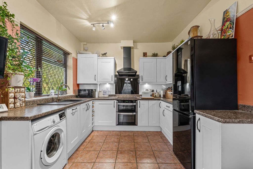 Property photo 3 of 27