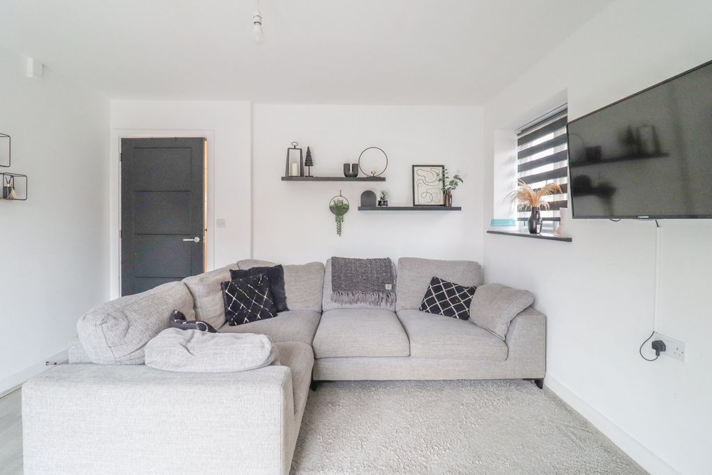 Property photo 3 of 18 4490157