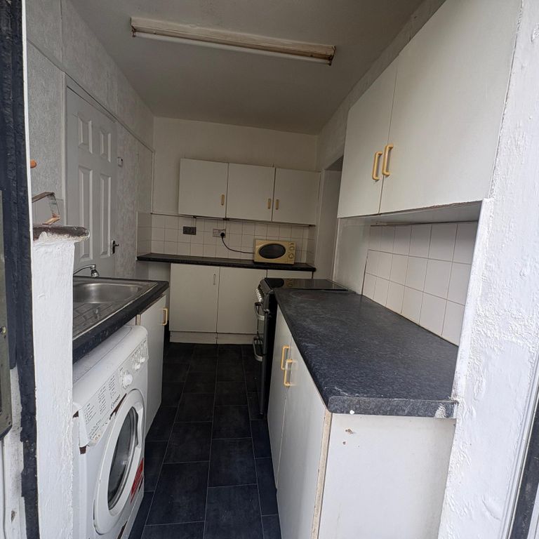 Property photo 1 of 10 Three Bedroom House Ideal For Working Families- Manor Park