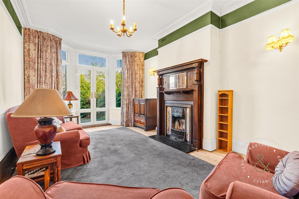 Property photo 3 of 36 Roath Court Place, Hern Crabtree (32).Jpg