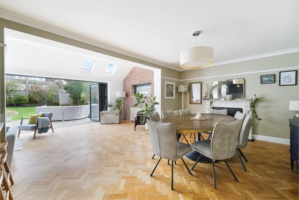 Property photo 2 of 32 Woodcote Hurst