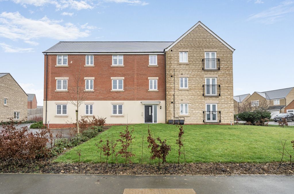 Property photo 1 of 11 1410156-11-698B4d...