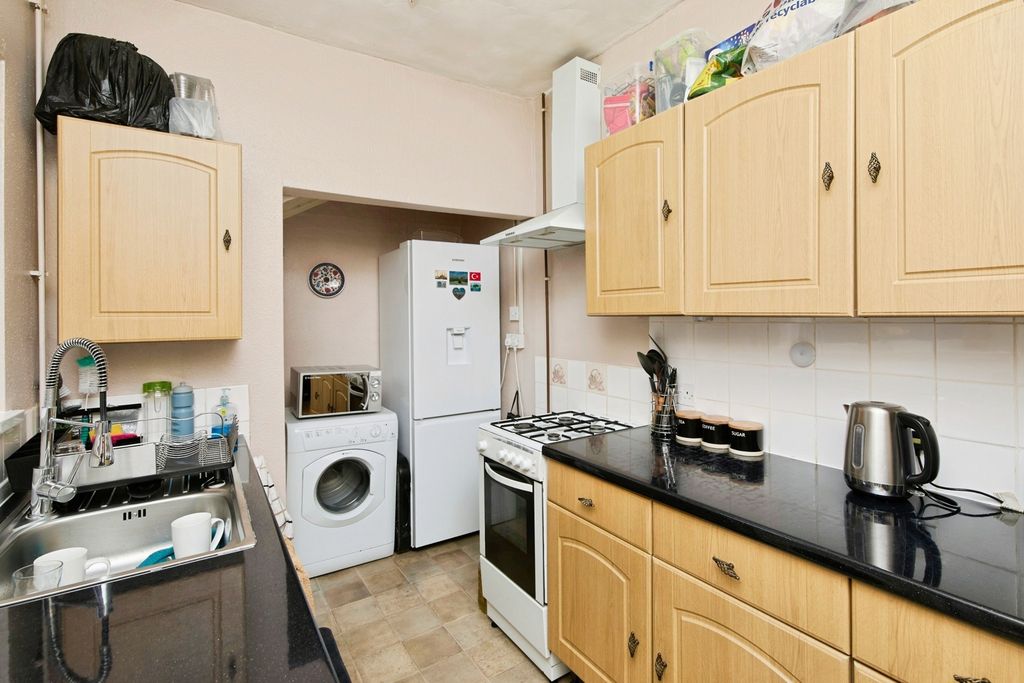 Property photo 3 of 17 Kitchen