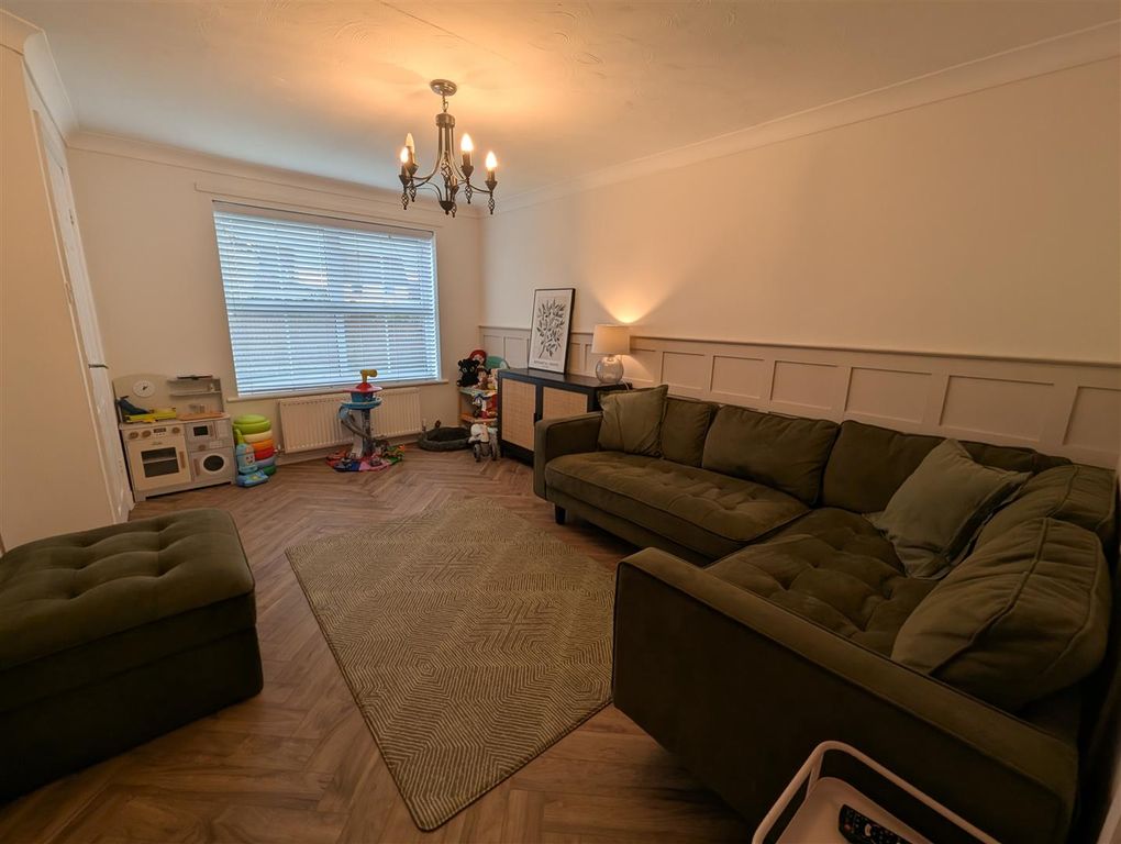 Property photo 2 of 11 Lounge