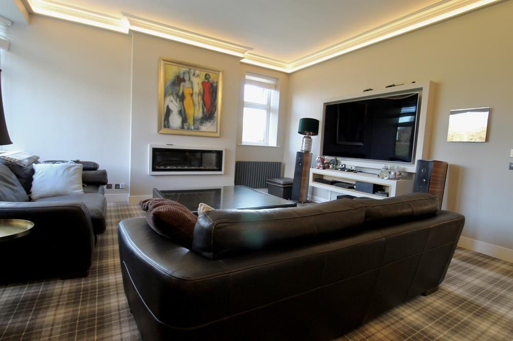 Property photo 3 of 20 Lounge − Photograph 2