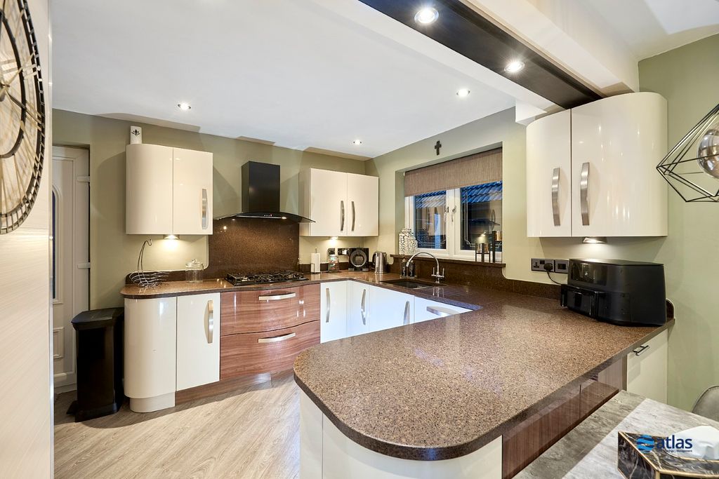 Property photo 3 of 25 Kitchen