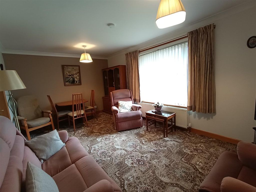 Property photo 3 of 18 Lounge