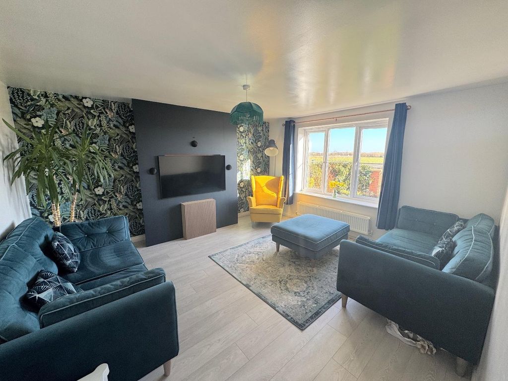 Property photo 2 of 17 Lounge