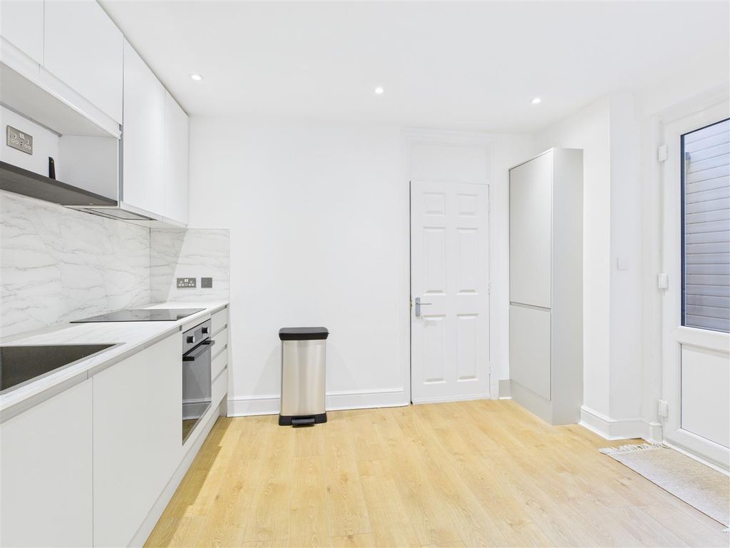 Property photo 3 of 8 Kitchen