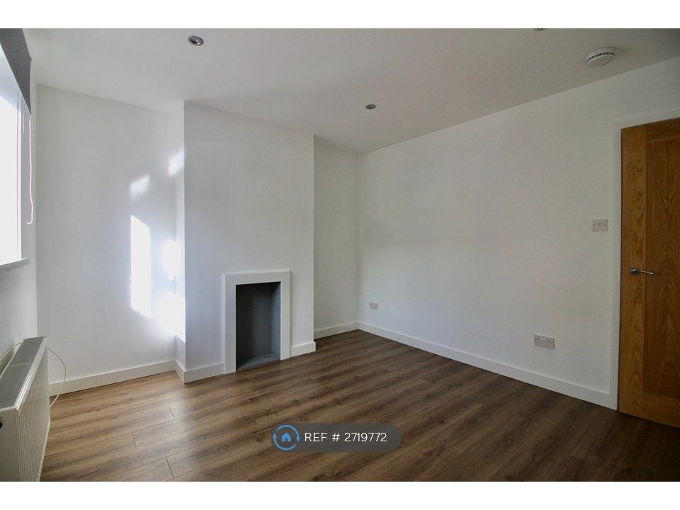 Property photo 3 of 11 Living Room