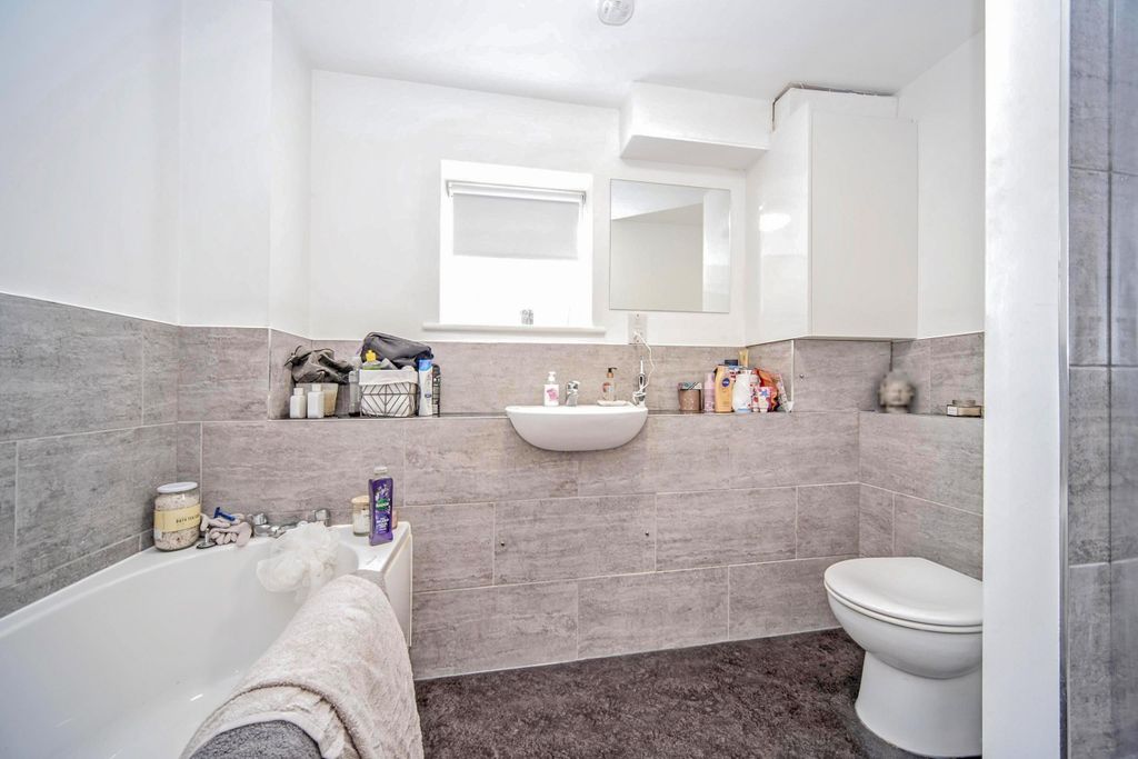 Property photo 3 of 6 9 Selwin Place (6)