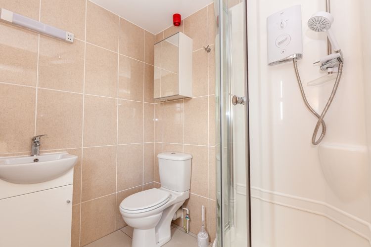 Property photo 2 of 4 En Suite Shower Room