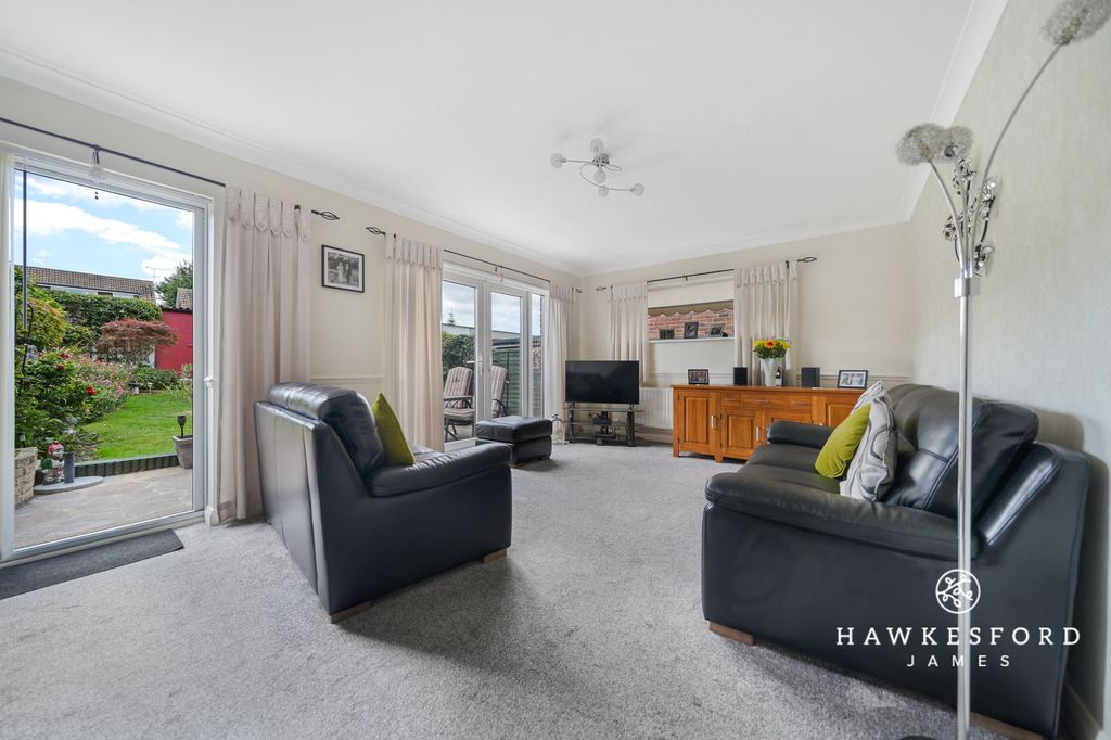 Property photo 3 of 13 Nickleby Road, Gravesend - Lounge