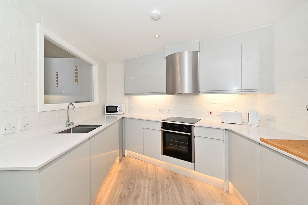 Property photo 3 of 16 Kitchen (2)