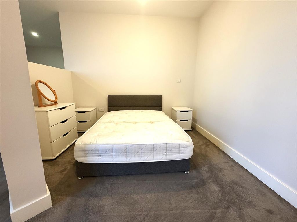 Property photo 3 of 5 Bedroom.Jpeg