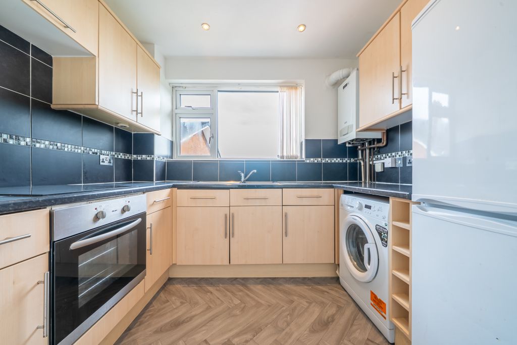 Property photo 2 of 15 2A Mottrams Cl00003