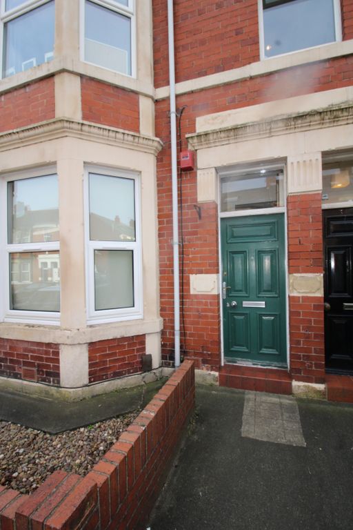 Property photo 1 of 8 3 Bed Furnished Flat